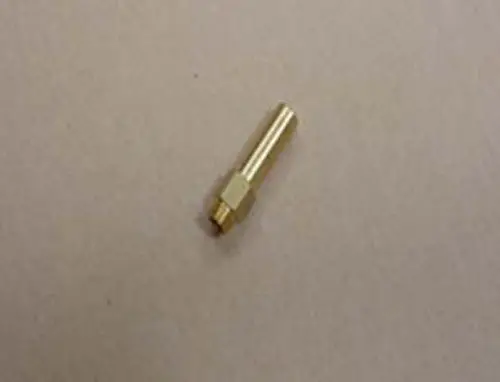 Goldfarbene Düse auf einer neutralen Unterlage, möglicherweise von Remeha, ohne erkennbare Maße oder spezifische Details.
